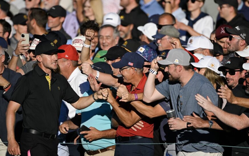 Canadian crowd brings the noise, buoys home team to dominant Friday at Presidents Cup