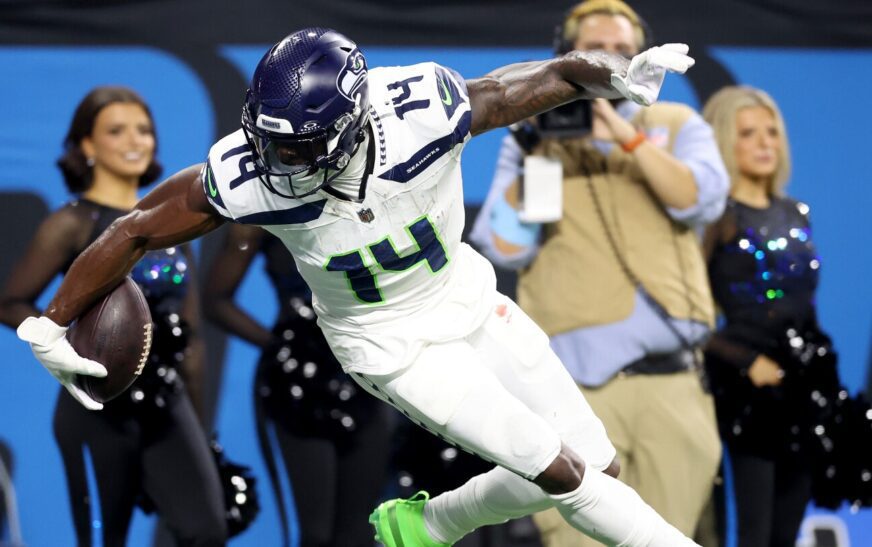 Officials botch 2-point try by Seahawks, who don’t challenge