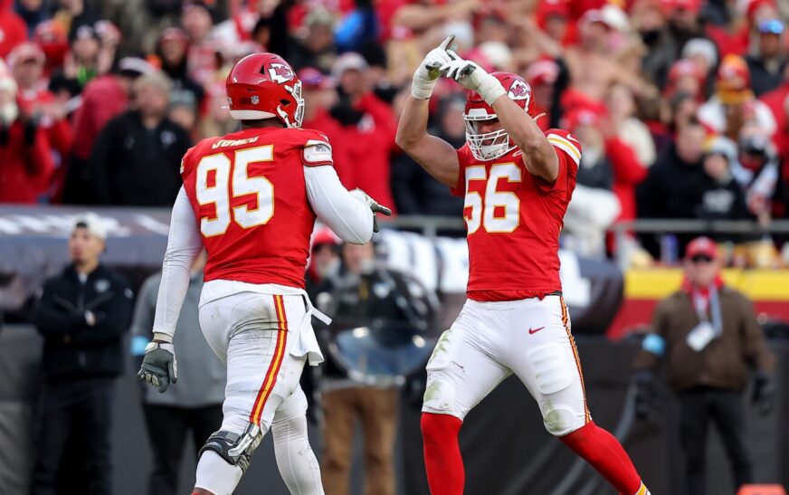 Chiefs survive for 19-17 win after bad Raiders snap in final seconds