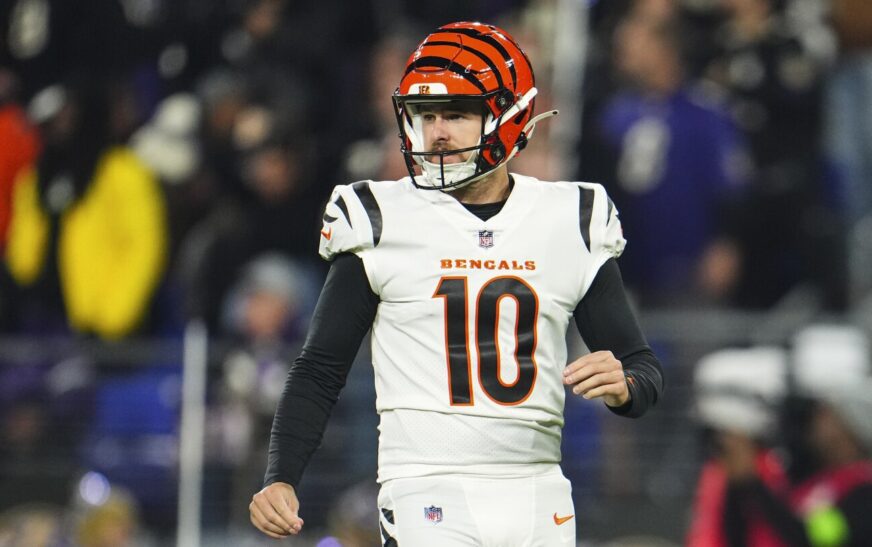 Bills agree to terms with P Brad Robbins