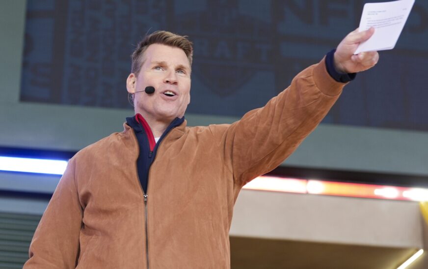 Scott Hanson announces he will continue to host NFL RedZone