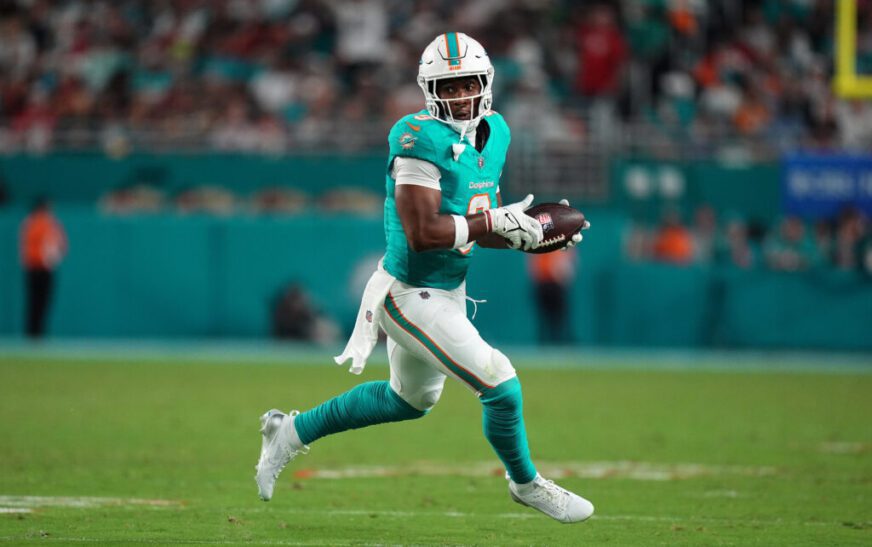 Steelers To Acquire Jonnu Smith From Dolphins