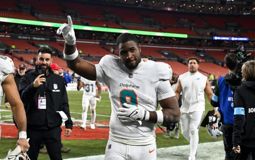 Steelers acquire Jonnu Smith from Dolphins