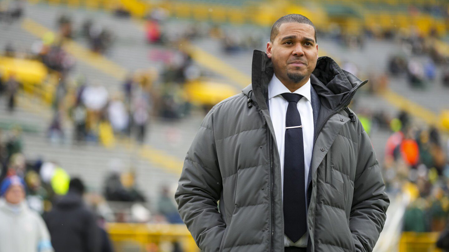 G.M. Ryan Poles agrees to contract extension with the Bears